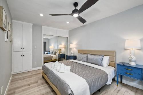 a bedroom with a bed and a ceiling fan at Seabreeze 1BR, Walk to Sand, Pet Friendly, Parking, Fire Pit Access in Carlsbad