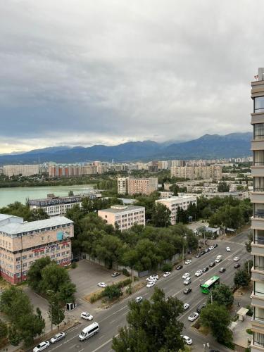 une vue aérienne sur une ville avec un parking dans l'établissement Панорамная евродвушка комфорт-класса, à Almaty