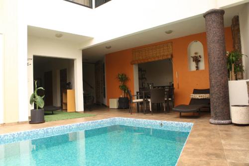 a swimming pool in the middle of a living room at Casa Corazon de Plata Suites in Guanajuato