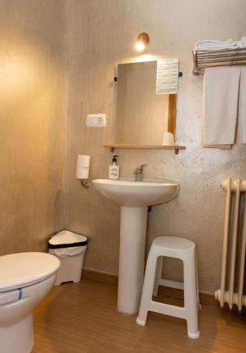 a bathroom with a sink and a toilet and a mirror at Hostal Welcome2 Alcázar in Alcazar de San Juan