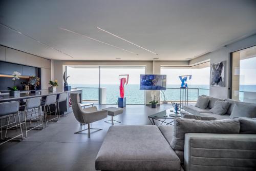 Infinity Sea View Apartment - White Tower Central