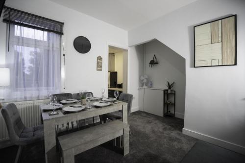Μια τηλεόραση ή/και κέντρο ψυχαγωγίας στο Spacious 3BR Home, WiFi, Free Parking
