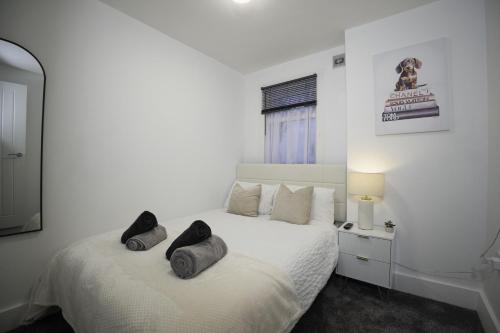 Ένα ή περισσότερα κρεβάτια σε δωμάτιο στο Spacious 3BR Home, WiFi, Free Parking