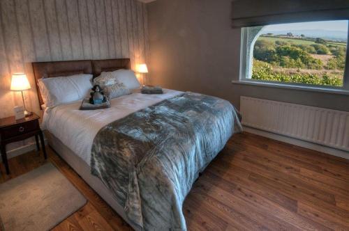 een slaapkamer met een bed met een teddybeer erop bij Willan Cottage in Portrush