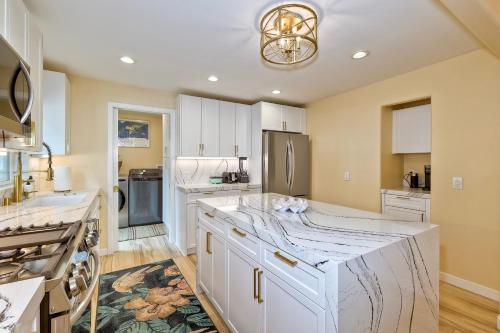 Η κουζίνα ή μικρή κουζίνα στο Luxury 3BR Oceanside Condo, AC, Walk to Beach & Pier, Private Patio, WFH Ready
