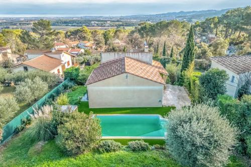 une vue aérienne d'une maison avec piscine dans l'établissement L'abeliano - House With Pool Near Uzs, à Connaux