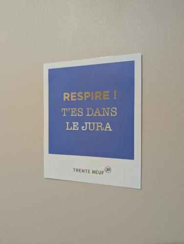 a sign on a wall that reads response l la juana at Charmant duplex 100m2 in Mouchard