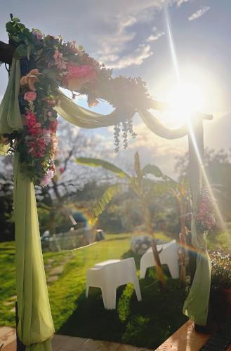 a wedding arch with flowers and a table and chairs at La Casa del Vagabondo in Belvedere