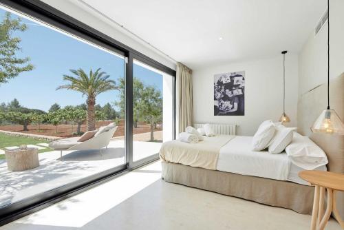 Un pat sau paturi într-o cameră la Stunning 8 Bedroom Mansion in Ibiza City, 1005