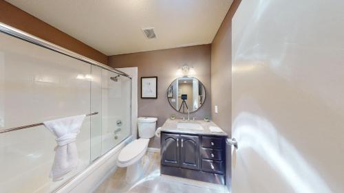 Ένα μπάνιο στο Cozy 4BR with King Bed and Furnace