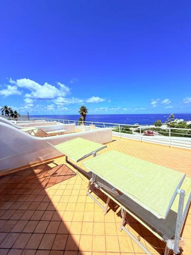 a tennis court on the roof of a building at Hotel Albatros in Ischia