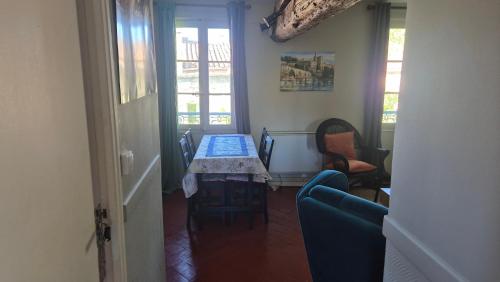 une salle à manger avec une table et des chaises dans l'établissement Un nid sur les toits face au palais des papes, à Avignon