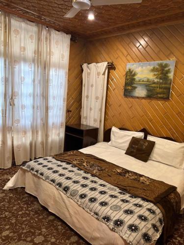 een slaapkamer met een groot bed in een kamer bij Grand Stone&Wood 3 Room Mansion in Srinagar