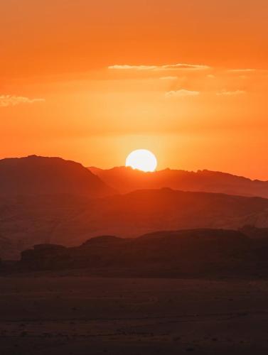 Východ nebo západ slunce při pohledu z kempu nebo okolí