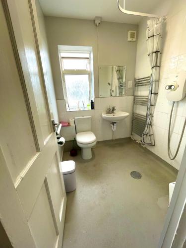 Ένα μπάνιο στο Cosy Carshalton Double Retreat