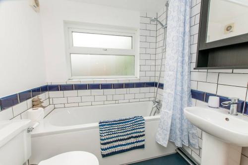 Vannituba majutusasutuses Magdala Cottage -village Location- Dog Friendly