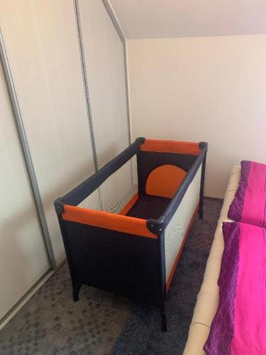 a bedroom with a bed with an orange and white mattress at U Skleněného stromu in Stein Schönau