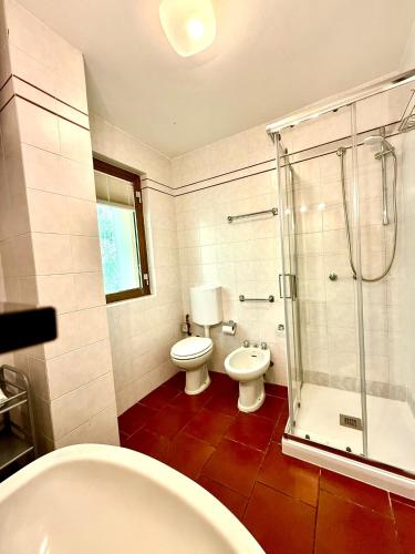 a bathroom with a tub and a toilet and a shower at Top Residence Trilocale Larice in Passo del Tonale