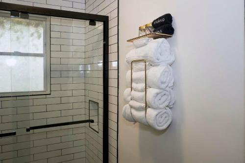 un mucchio di asciugamani su una parete in bagno di Cozy Atl Getaway - 5 Min From Airport & Downtown ad Atlanta