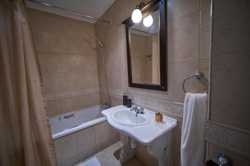 ein Badezimmer mit Waschbecken und Badewanne in der Unterkunft The Cliff Lux Apartment Obzor, Burgas, Bulgaria in Obsor