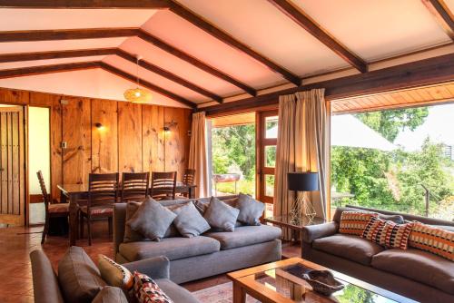 a living room with a couch and a table at Hotel y Cabañas El Parque in Villarrica