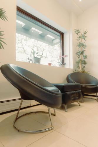 two black chairs in a room with a window at Hotel Ramos Mejía in Mar del Plata