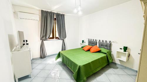 Un pat sau paturi într-o cameră la Suite Green & Orange - Casa Santicelli