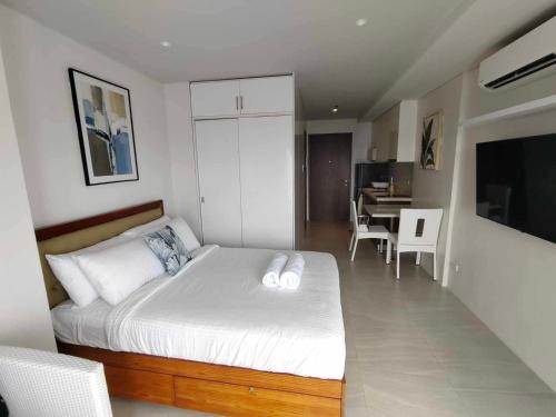 Postel nebo postele na pokoji v ubytování Tambuli Seaside Resort & Residences