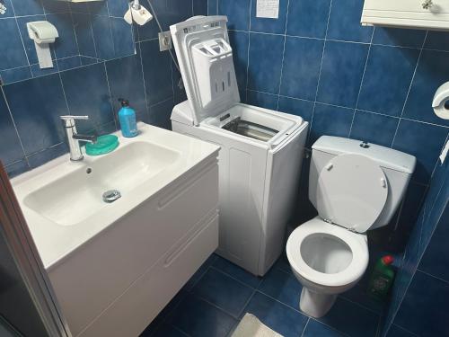 ein kleines Badezimmer mit Toilette und Waschbecken in der Unterkunft Beachfront apartment in Sant Salvador