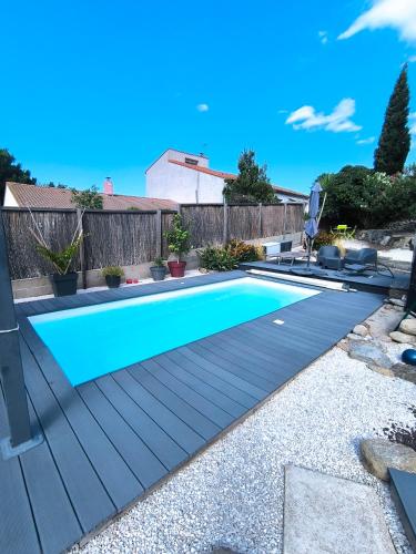 - une piscine dans une arrière-cour avec une clôture dans l'établissement T2 jusqu'à 4 personnes en rez-de-jardin de maison, avec piscine, draps et serviettes de toilette fournis, à Argelès-sur-Mer