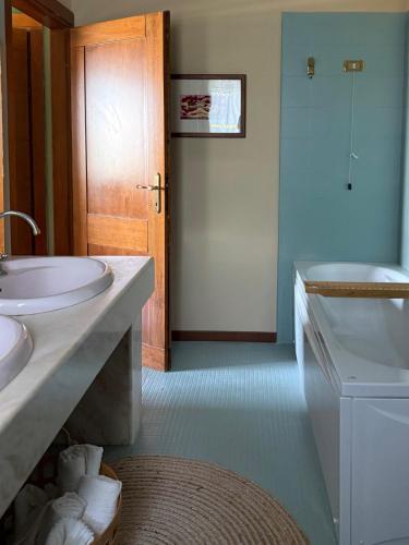 a bathroom with a sink and a tub and a toilet at Il Poggio in Poggio