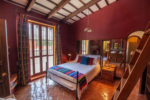 Postel nebo postele na pokoji v ubytování Gorgeous LGBTQ Mexican Hacienda Casa de la Paz