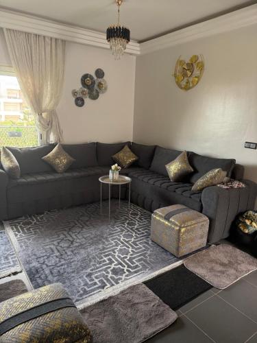 Ein Sitzbereich in der Unterkunft Appartement perla p2 saidia à 5min à pieds de la plage - uniquement familles et couples mariés - piscine en travaux