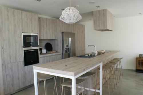 Kuchyň nebo kuchyňský kout v ubytování Tranquil Haven in Santa Eulalia Villa, 1030