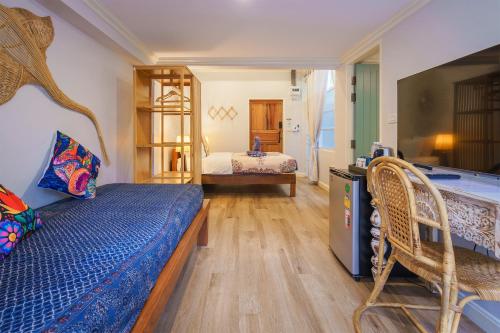 a bedroom with a bed and a room with two beds at Pran At Kumuang Boutique House in Chiang Mai