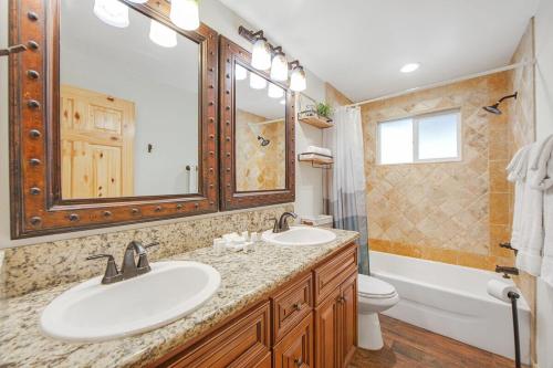 Koupelna v ubytování Country Club Cabin ~ Dog-friendly cabin in heart of Big Bear with hot tub, gas fireplace, & deck