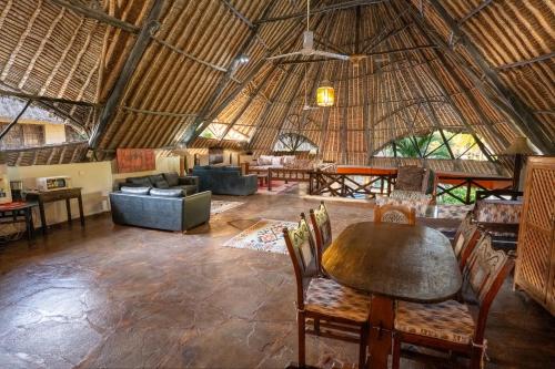 Ruang duduk di Casa Di Mia Luxury 4 br Villa with Pool and 3 min to the beach