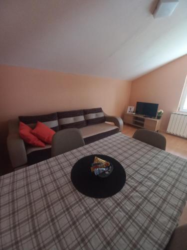 un salon avec une table et un canapé dans l'établissement Pafi Apartment, à Skopje