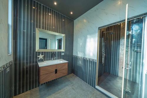 un baño con lavabo y ducha en BoomVilla 2, en Pattaya South