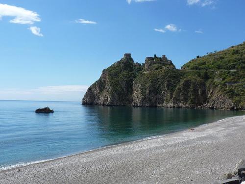 サンタレッシオ・シークロにあるDon Ciccioの岩の島が浮かぶ海岸