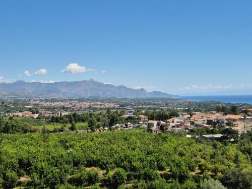 - Vistas a la ciudad desde una colina en Casa Egle - Between Etna and the sea, en Giarre