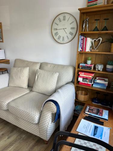 Χώρος καθιστικού στο Cozy Coastal Lodge in Hayle