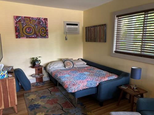 Un dormitorio con una cama en la esquina de una habitación. en Ravenscroft Rentals, en Asheville