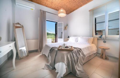 Postel nebo postele na pokoji v ubytování Gaios Hill Studio by PaxosRetreats
