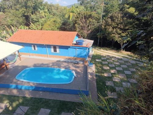 a house with a swimming pool in a yard at Recanto Paraíso in Rio Piracicaba