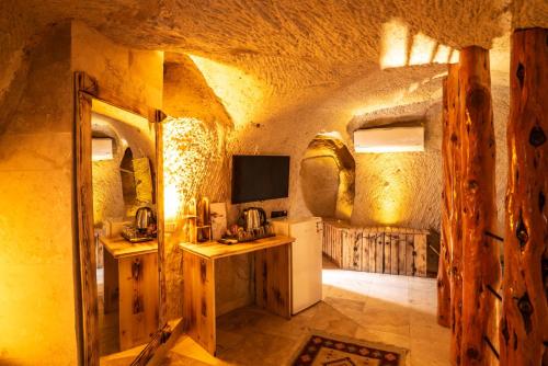 TV a/nebo společenská místnost v ubytování Cappadocia Ennar Cave Swimming Pool Hot & SPA