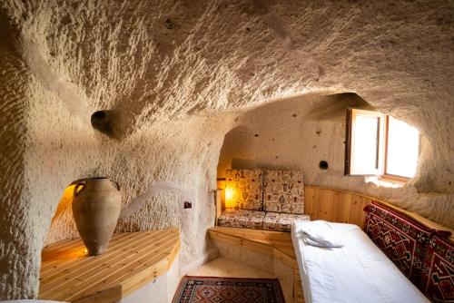 Postel nebo postele na pokoji v ubytování Cappadocia Ennar Cave Swimming Pool Hot & SPA
