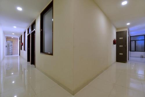 Hotel O Heritage Haveli في جايبور: مدخل عمارة بجدار زجاجي