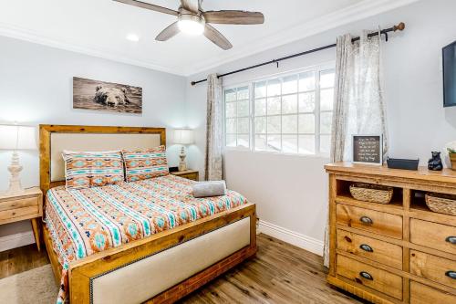 SugarloafにあるBrewer Escape ~ Modern, newly renovated escape with mountain views - five minutes to townのベッドとドレッサーと窓のある寝室