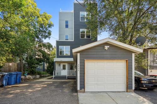 Φωτογραφία από το άλμπουμ του Lavish 3Bed 3Bath Condo in Uptown στη Μινεάπολη